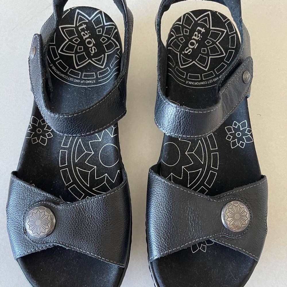 Tao sandals